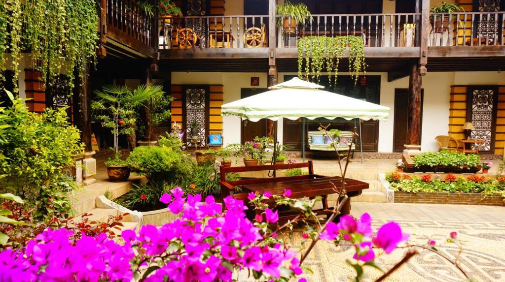 Lijiang Wangjia Courtyard Inn ภายนอก รูปภาพ